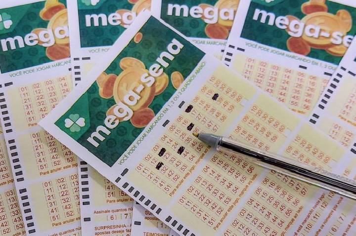 Mega-Sena acumula e prêmio principal vai para R$ 12 milhões